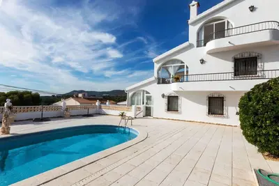 Agréable appartement pour 4 personnes avec Wifi, piscine, Tv, balcon, animaux admis et parking