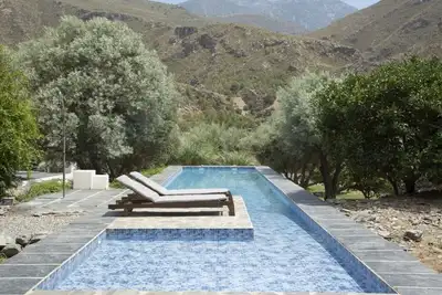 Image de Villa avec piscine privée, entourée de montagnes, d'oliviers, de noyers et d'orangers
