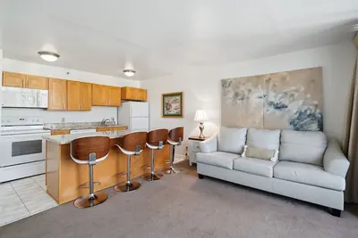 Image de Block to Beach! Koko Resorts at the Waikiki Banyan 30th Floor Deluxe Ocean View, Free parking & Wifi