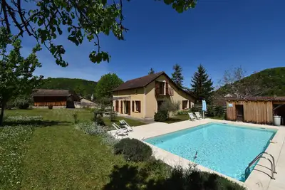 Image de Maison tout confort - trois chambres, piscine privée et chauffée, et jardin clos