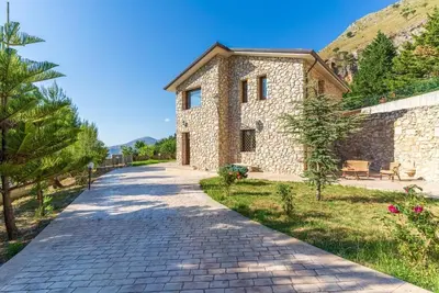 Image de villa immergée dans les bois.