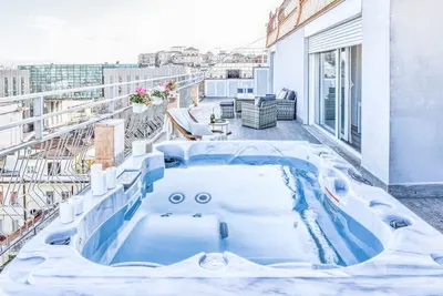 Image de appartement en attique avec terrasse et piscine privée