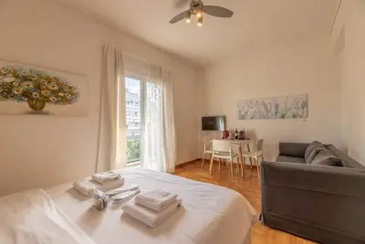 Image de Meilleur studio au 3ème étage sur une route pavée!