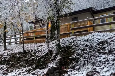 Image de Maison rénovée confortable dans les montagnes avec bain à remous, cheminée, terrasse en bois et. .