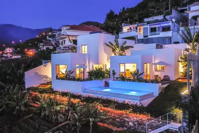 Com piscina para pequenas famílias, Casa da Vargem I