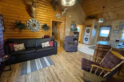 Image de Log Cabin, Boisé, Au calme, 2 jacuzzi, WiFi, sentiers de la nature, à 1 mile de Sd