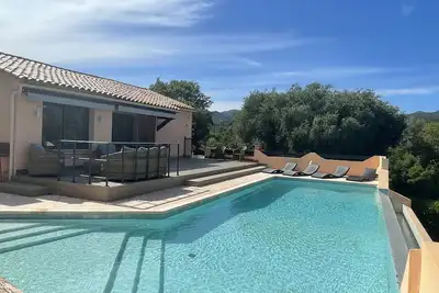 Image de Villa climatisée avec piscine, vue Mer et Montagne, accès Plage à 600m