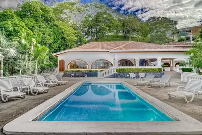 Image de Magnifique maison de plage Flamingo avec vue sur l'océan! Portail sécurisé, piscine, marche jusqu'à la plage