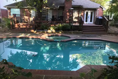 Image de Beautiful home in an upscale neighborhood with pool and spa.