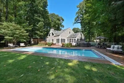 Image de Nouvelle Liste! Cherry Beach Pool House avec grande piscine chauffée et bain à remous!