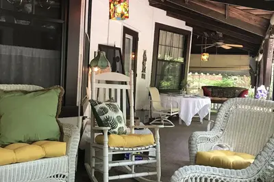 Image de Charmant chalet Mt Gretna niché dans une communauté d'art calme remplie de théâtre musical et de dîners tranquilles sur le porche