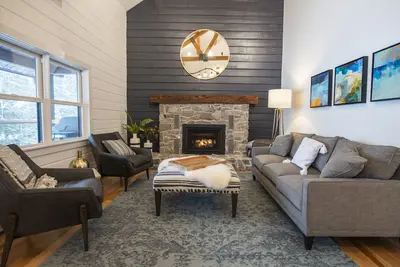 Image de Woodlands: luxueuse cabane en rondins du Vermont avec une vue panoramique sur le champ et la forêt.