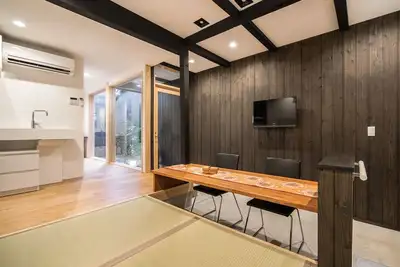 Image de Suite avec vue sur le jardin! Un arrêt de la gare Jr de Kyoto.