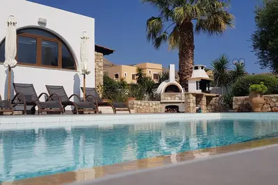 Villa située dans des jardins matures avec piscine privée et vue exceptionnelle