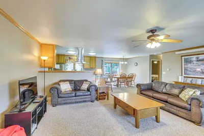 Image de Nouveau! Cabine confortable avec bain à remous - Près de la randonnée et du ski!