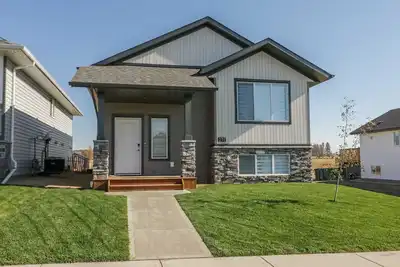 Image de Modern 4 Bedroom House for 8 Guests in Red Deer ~ Games Room, Fire Pit, A/C, Bbq