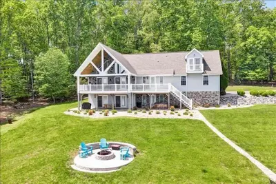 Image de Une véritable \"retraite familiale\"! Nouvellement meublé 5 chambres 5 salles de bains, maison à 3 niveaux avec Sandy Beach, Hot Tub et allée pavée!