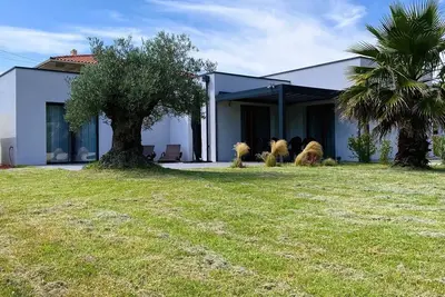 Image de villa d'architecte à quelques minutes à pied de la plage de Nauzan.