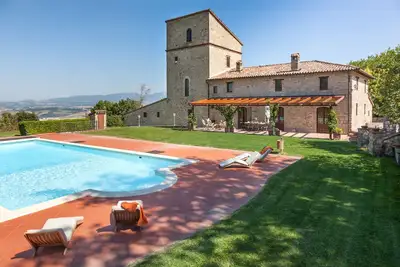 Image de Villa del Falco, sleeps up 13. Pool and tennnis court, medieval tower, gym