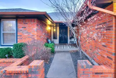 Image de Maison spacieuse mise à jour, fauteuils confortables, PlayStation 4 et aire de jeux