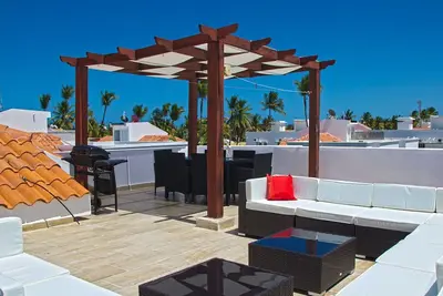 Image de Penthouse With Private Roof Top Oasis. Short Walk To The Beach 🏖