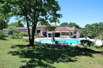 Image de Ancienne ferme en pierre dans un lieu calme avec grande piscine chauffée.