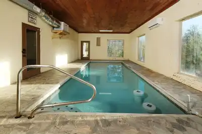 Image de Pigeon Forge Cabin - 12 chambres!