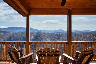 Image de Vues incroyables sur la montagne, 4 suites principales, salle de jeux, grandes surfaces de pont