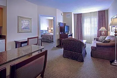 Image de Suite équipée près du centre commercial Hamilton Place | Piscine intérieure + accès au gymnase