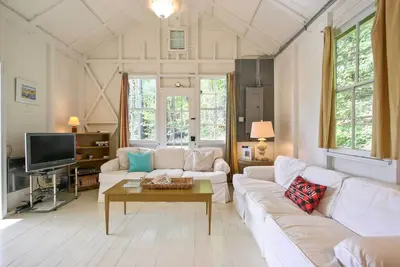 Image de Nouveau! Airy Berkshires Cabin - Marchez jusqu'à la plage et le lac!