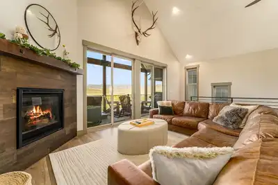 Image de Maison de ville de montagne moderne flambant neuf avec vues!