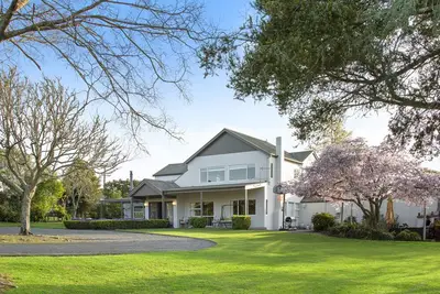 Image de Grande maison familiale située dans la campagne paisible