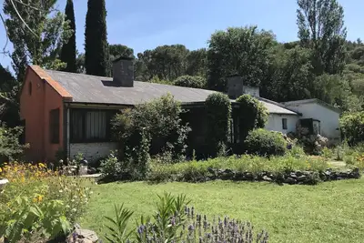 Image de Argentine Country Chalet avec des motifs luxuriants, piscine, sécurité exclusive La Cumbr
