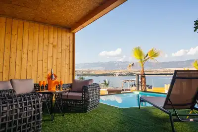 Image de Villa à Zrce, près de la plage, sports nautiques, festival, fête, wifi gratuit, jusqu'à 6 personnes.