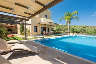 Image de Une villa traditionnelle décorée avec goût avec piscine privée et vue panoramique