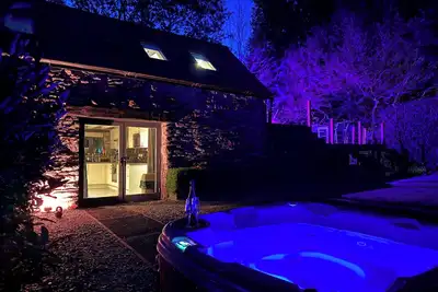 Image de Lodge de vacances de luxe avec bain à remous privé, salle de pêche et cinéma.