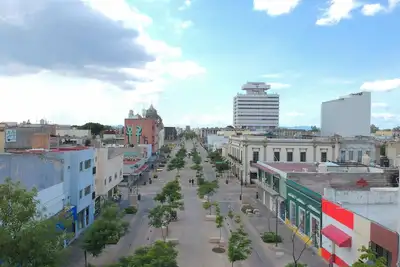 Image de Balcon Appartement à droite avec le magnifique Paseo Alcalde juste devant votre porte