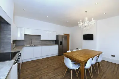 Image de Lyon Court - L'appartement Cedar Tree - 3 chambres, piscine chauffée, sauna. 8 couchages