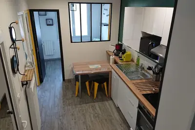 Image de Centre-Ville, Plage A 80m, 2 Chambres, Wifi, Linge De Lit Fourni.