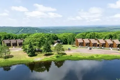 Image de Condo confortable et propre de 2 chambres / 2 salles de bains avec bain à remous privé à Indianhead