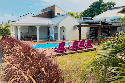 Image de Belle villa avec piscine privative dans un cadre reposant à 10min des plages