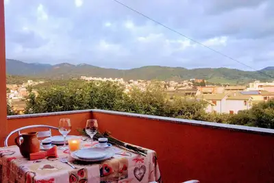 maison panoramique entourée de verdure avec parking