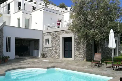Image de Mammamia Villa est magnifiquement situé sur la spectaculaire côte amalfitaine. . . .