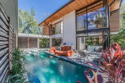 Image de Luxury Tropical Bamboo Villa w/ pool surrounded by jungle & steps from the beach