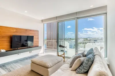 Image de Magnifique condo avec accès à la piscine de luxe, cuisine, à moins de 1 mile de la plage!