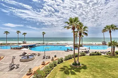 Image de Enveloppez-vous autour de la terrasse en bord de mer! Magnifique condo rénové donnant sur la piscine