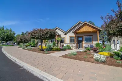 Image de Récemment construit et classé, impeccablement propre, vue, 1 pâté de maisons en ville, animaux de compagnie ok, magnifique!