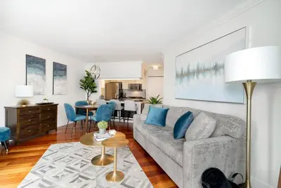 Image de Yaletown 2bd, vue sur False Creek, piscine, bain à remous, salle de sport, vapeur, étapes vers Seawall