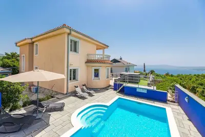 Image de Villa avec piscine et jacuzzi