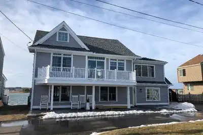 Image de Chalet de plage classique avec des vues incroyables!
